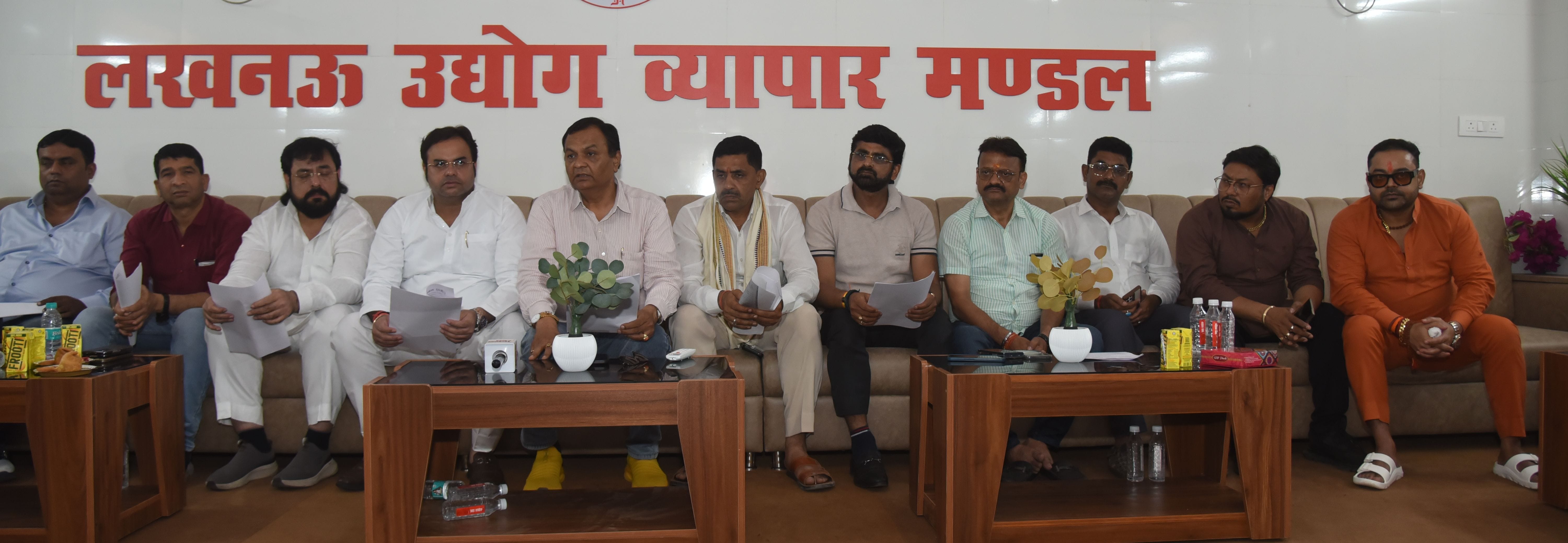 प्रेसवार्ता करते लखनऊ व्यापार मंडल के पदाधिकारी।