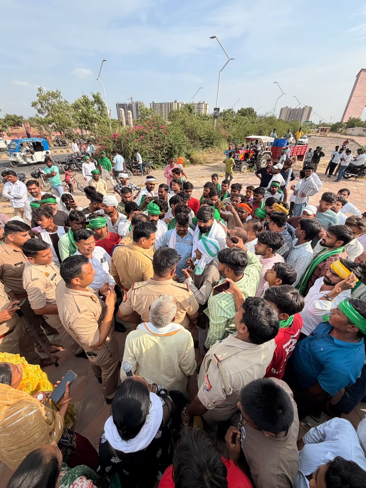 प्रदर्शन करते किसान।