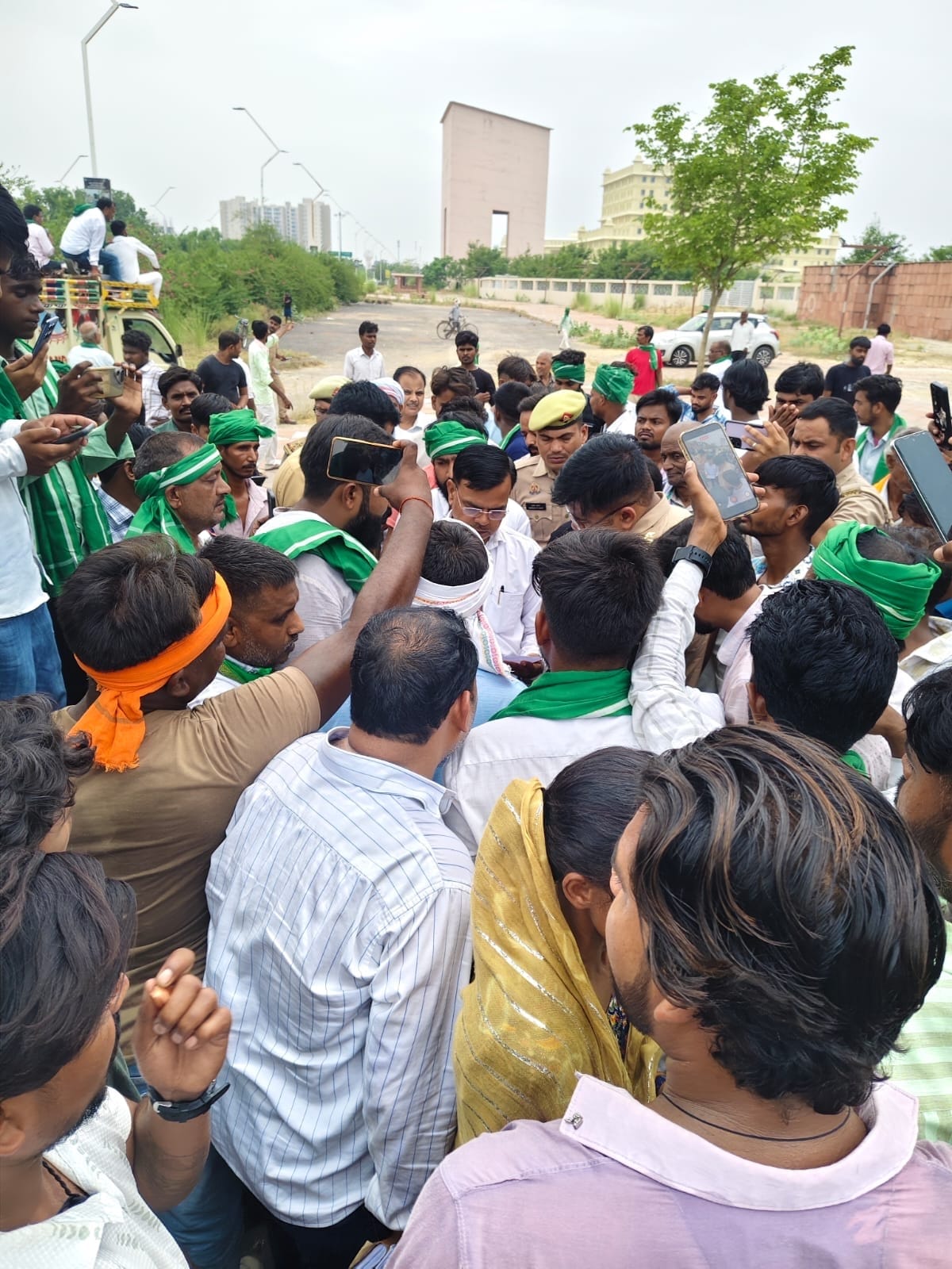 प्रदर्शन करते किसान।