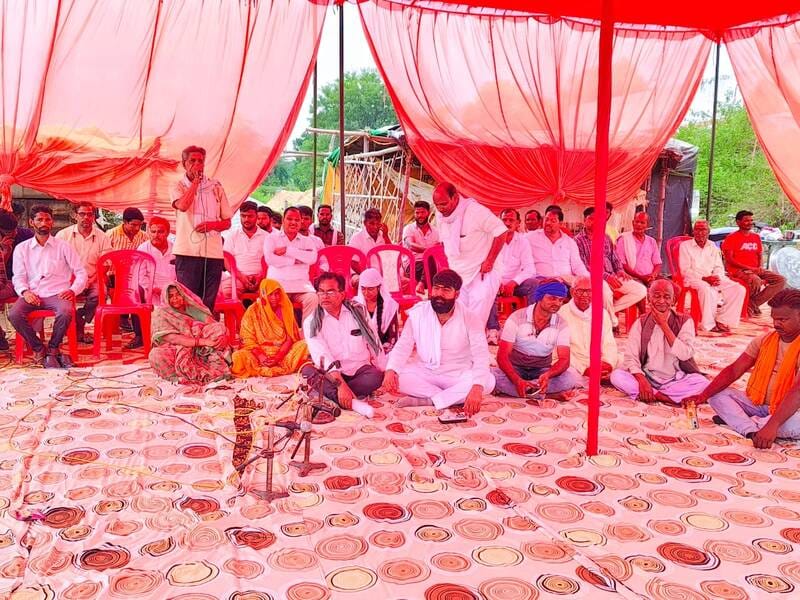प्रदर्शन करते किसान।