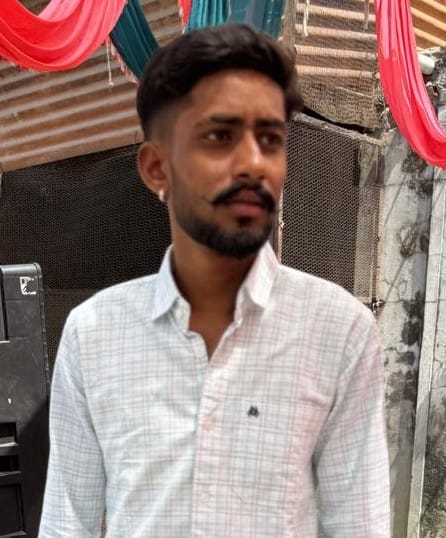 पोस्टमार्टम हाउस के बाहर मौजूद मृतक वंश के परिजन। संवाद
