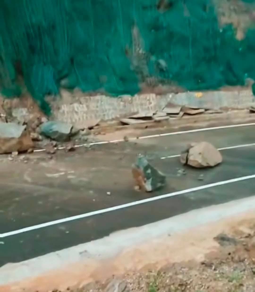 रानीताल (बाथू पुल) के पास बारिश से क्षतिग्रस्त हुए पहाड़ियों पर लगाए सुरक्षा जाले और फोरलेन पर रानीताल (बाथू पुल) के पास बारिश से क्षतिग्रस्त हुए पहाड़ियों पर लगाए सुरक्षा जाले और फोरलेन पर
