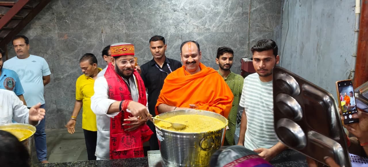 आस्था के धाम में मंत्री की विशेष मौजूदगी आस्था के धाम में मंत्री की विशेष मौजूदगी