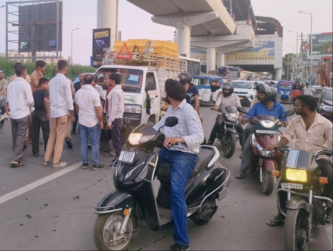 सरोजनीनगर में विवाद के बाद लगा जाम।
