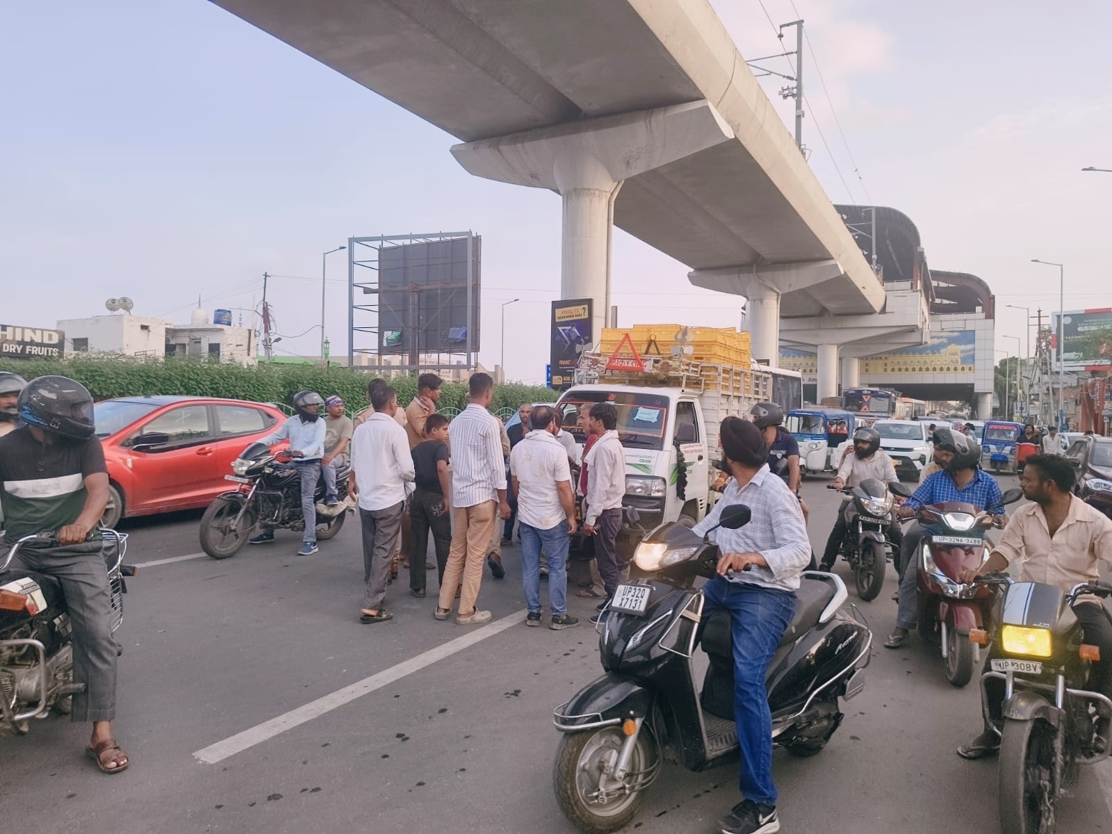सरोजनीनगर में विवाद के बाद लगा जाम।