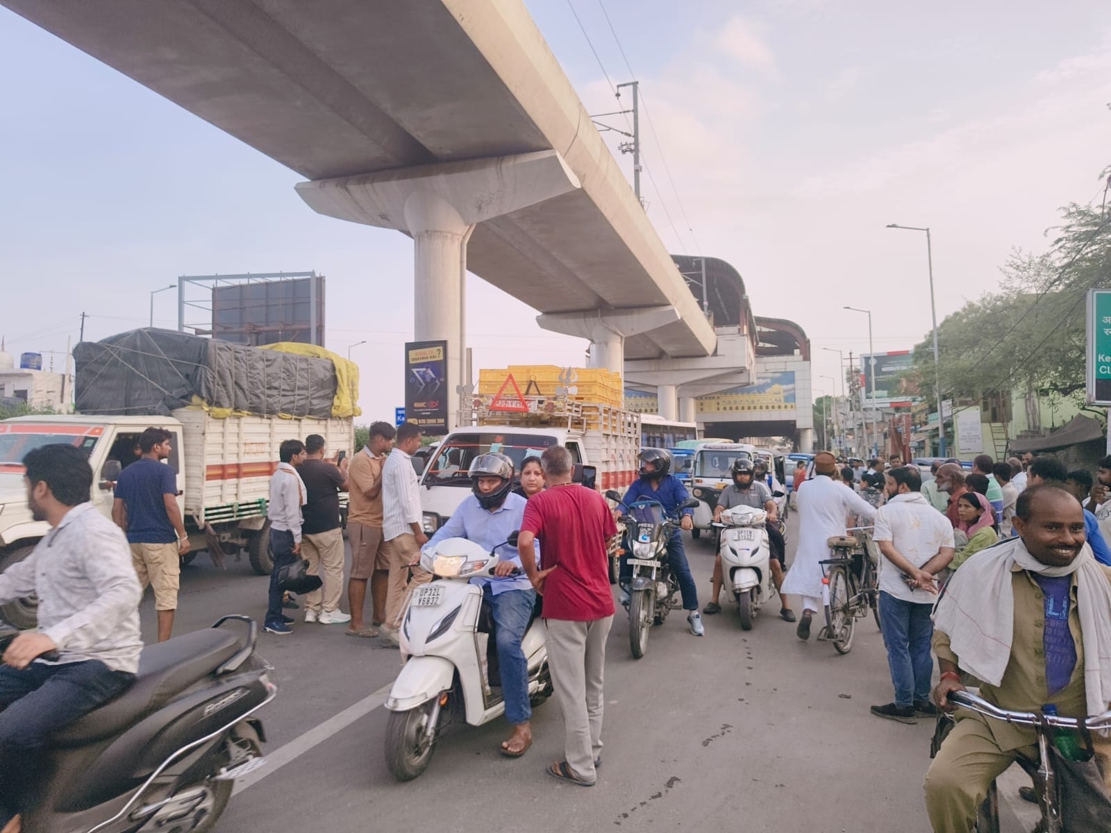 सरोजनीनगर में विवाद के बाद लगा जाम।