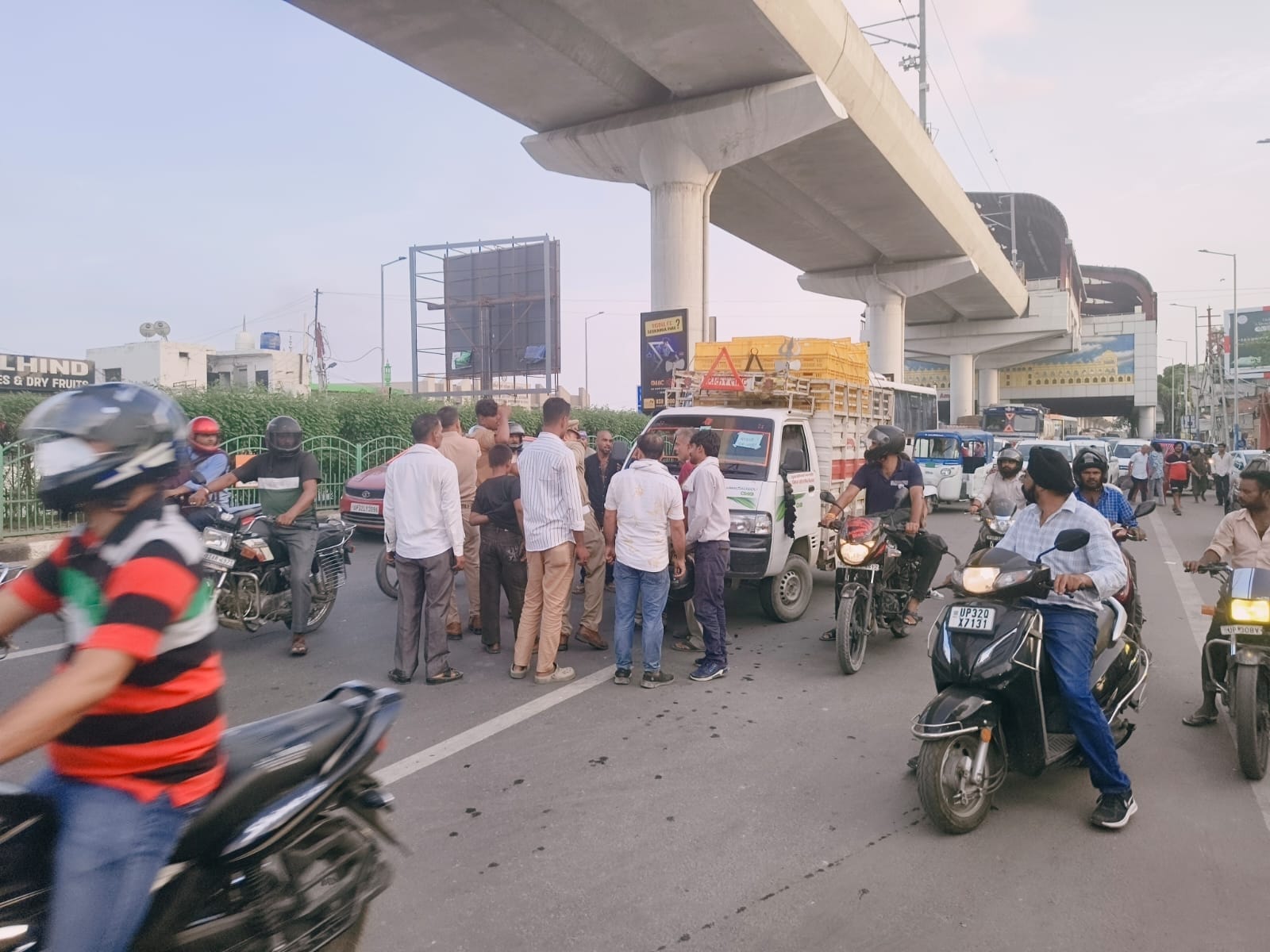 सरोजनीनगर में विवाद के बाद लगा जाम।