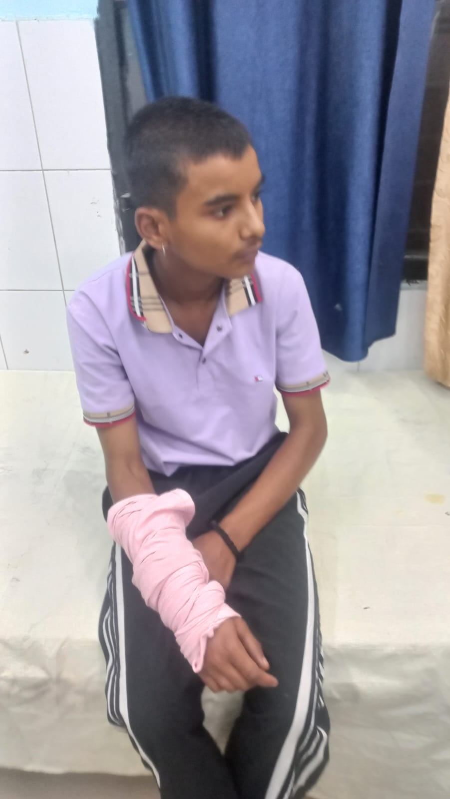 सरधना। झूला झूलते समय किशोर को रसल वाइपर के बच्चे ने डसा। संवाद सरधना। झूला झूलते समय किशोर को रसल वाइपर के बच्चे ने डसा। संवाद