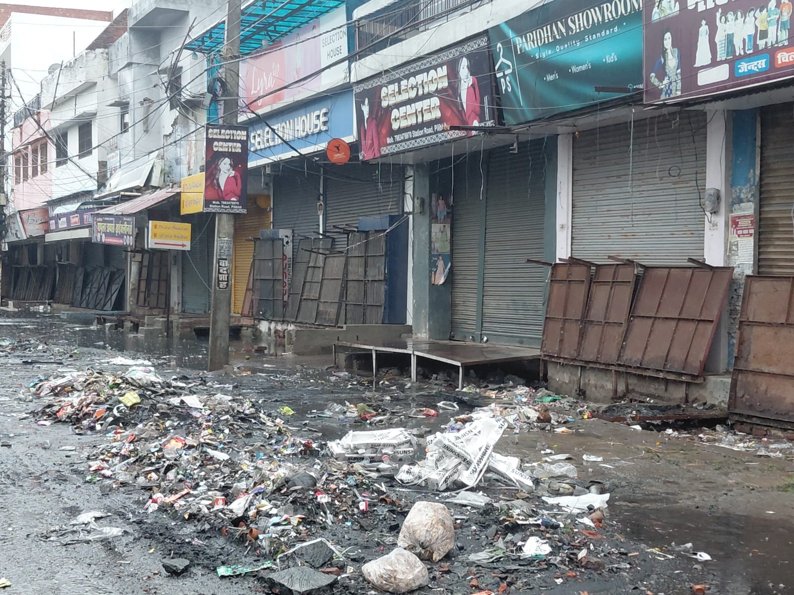 स्टेशन मार्ग पर जलभराव के बीच गुजरता इ-रिक्शा। संवाद