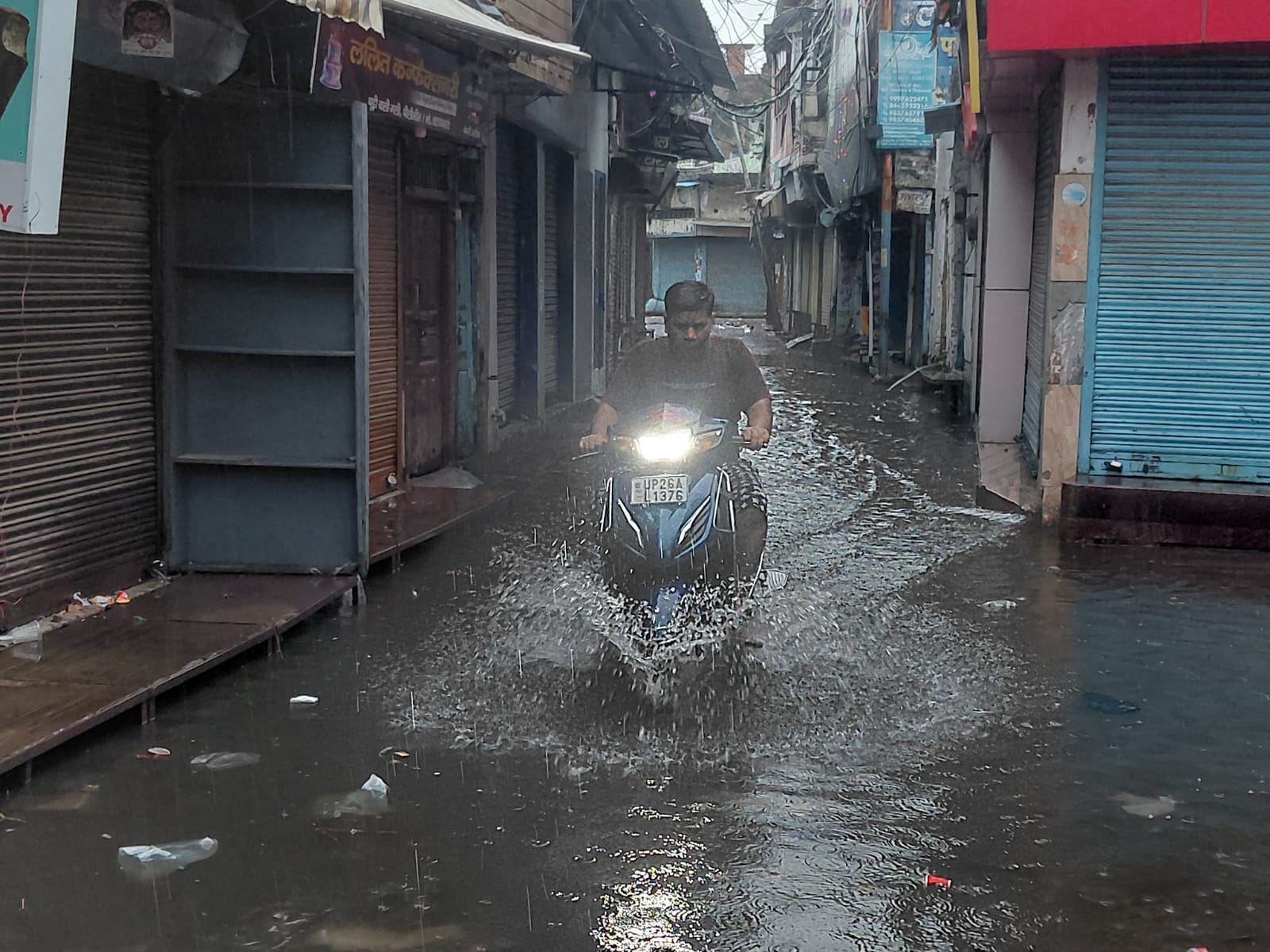 स्टेशन मार्ग पर जलभराव के बीच गुजरता इ-रिक्शा। संवाद