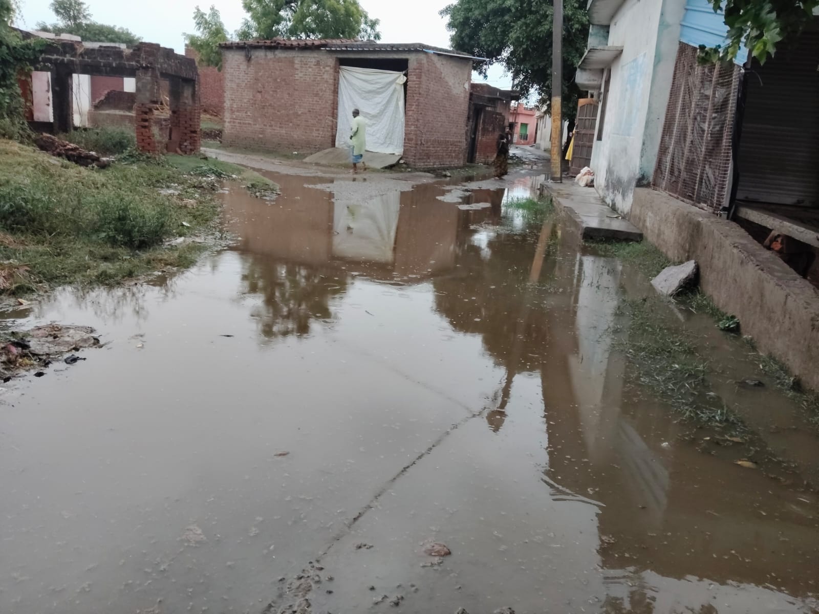स्टेशन मार्ग पर जलभराव के बीच गुजरता इ-रिक्शा। संवाद