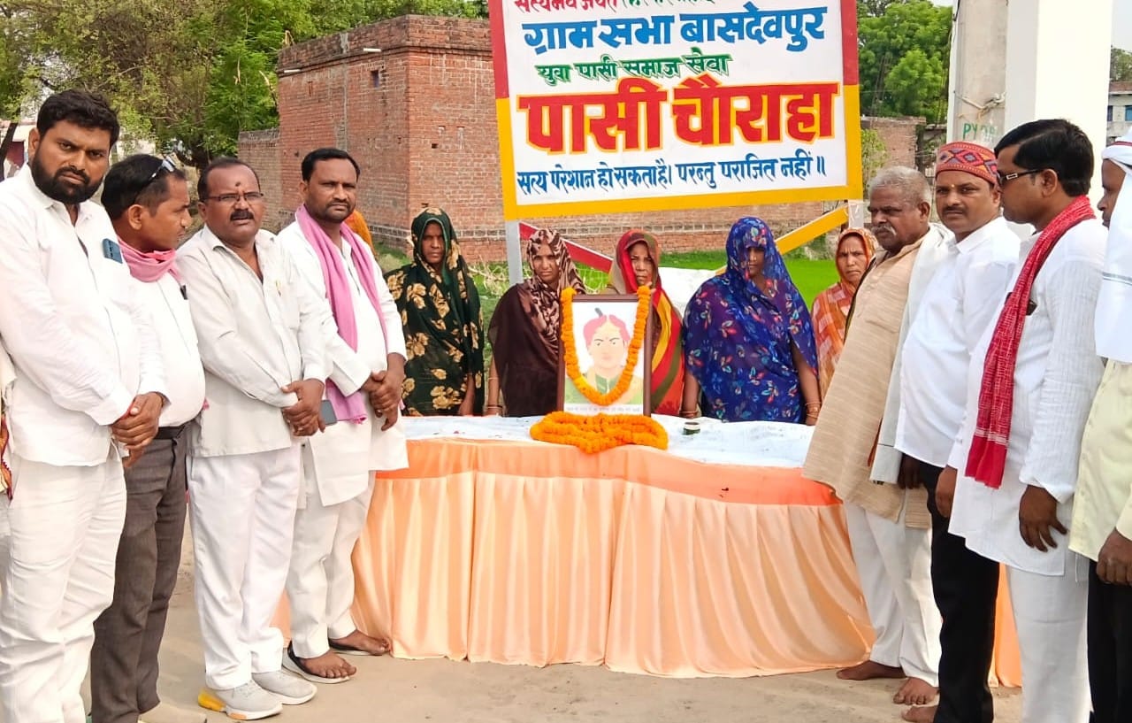 स्वतंत्रता संग्राम सेनानी वीरांगना ऊदा देवी पासी की जयंती मनाते सपा के लोग। स्रोत सपा स्वतंत्रता संग्राम सेनानी वीरांगना ऊदा देवी पासी की जयंती मनाते सपा के लोग। स्रोत सपा