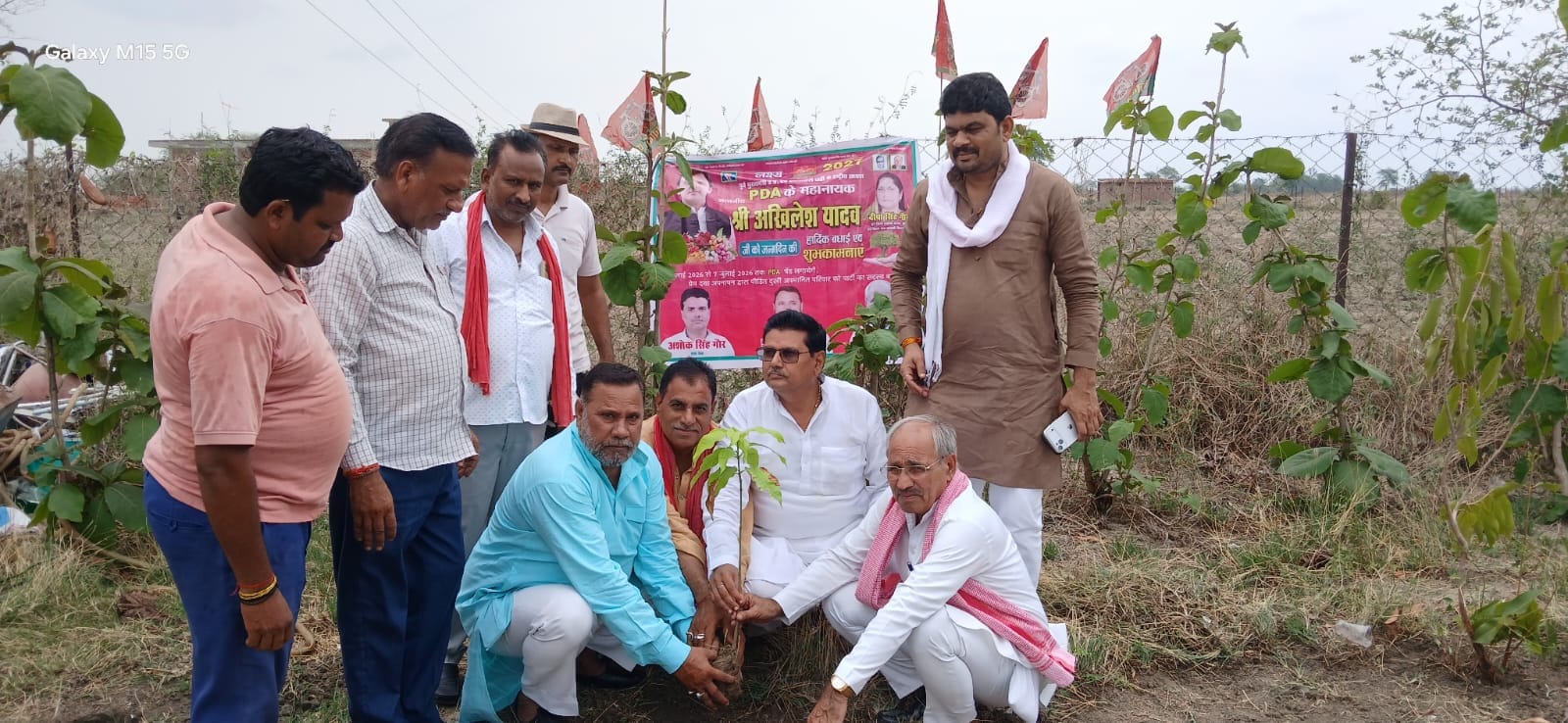 शहर के एक हनुमान मंदिर में हवन-पूजन करते सपाई। संवाद शहर के एक हनुमान मंदिर में हवन-पूजन करते सपाई। संवाद