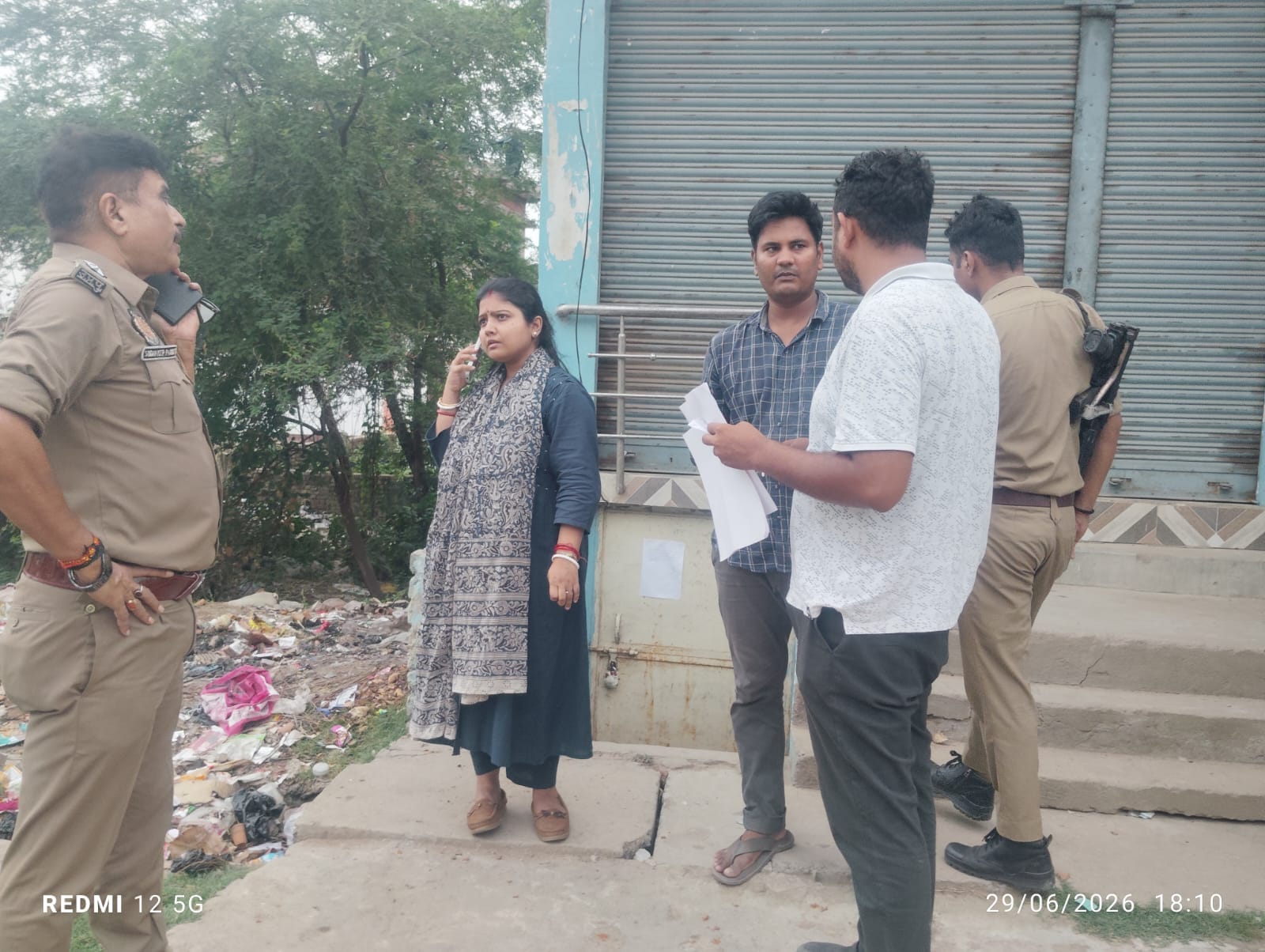 शहर में कोचिंग संस्थानों की जांच के दौरान जानकारी लेते अधिकारीगण। स्रोत- पुलिस विभाग शहर में कोचिंग संस्थानों की जांच के दौरान जानकारी लेते अधिकारीगण। स्रोत- पुलिस विभाग