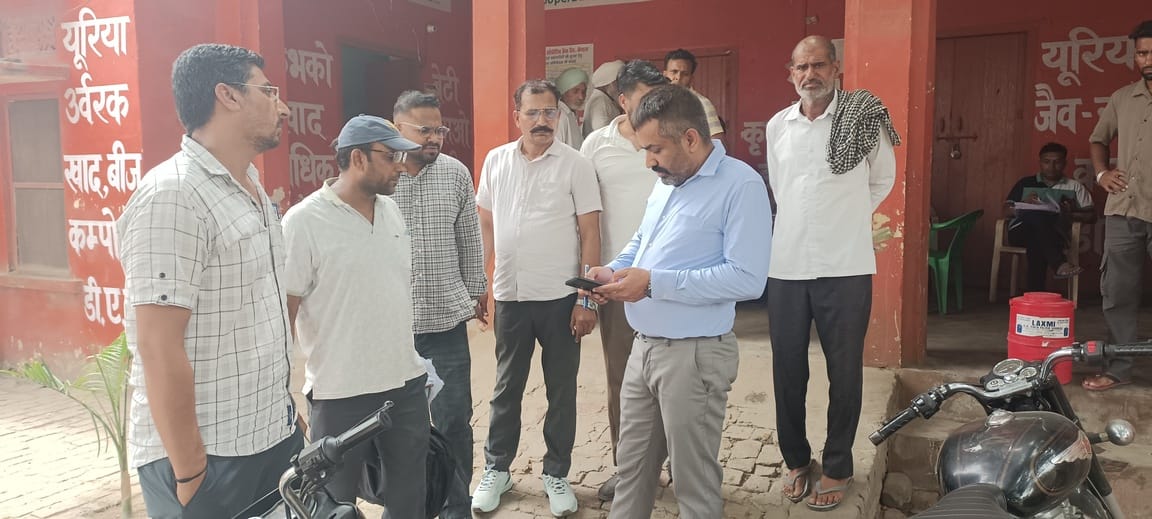 दी चीका कोऑपरेटिव सोसाइटी में पहुंचे एसडीएम। दी चीका कोऑपरेटिव सोसाइटी में पहुंचे एसडीएम।
