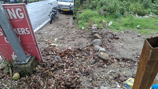 धर्मशाला के चरान खड्ड में नगर निगम कार्यालय समृद्धि भवन के सामने सड़क किनारे रुका बारिश का पानी धर्मशाला के चरान खड्ड में नगर निगम कार्यालय समृद्धि भवन के सामने सड़क किनारे रुका बारिश का पानी