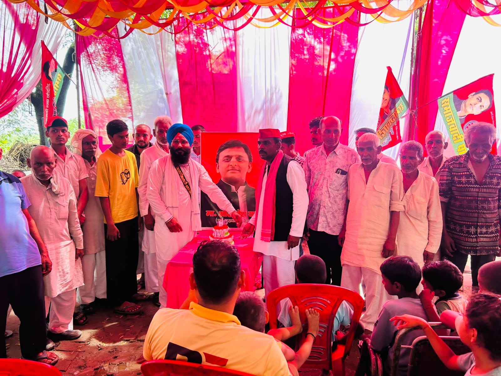 वन विभाग के कार्यक्रम में पौधारोपण करते सपा कार्यकर्ता स्रोत संवाद वन विभाग के कार्यक्रम में पौधारोपण करते सपा कार्यकर्ता स्रोत संवाद
