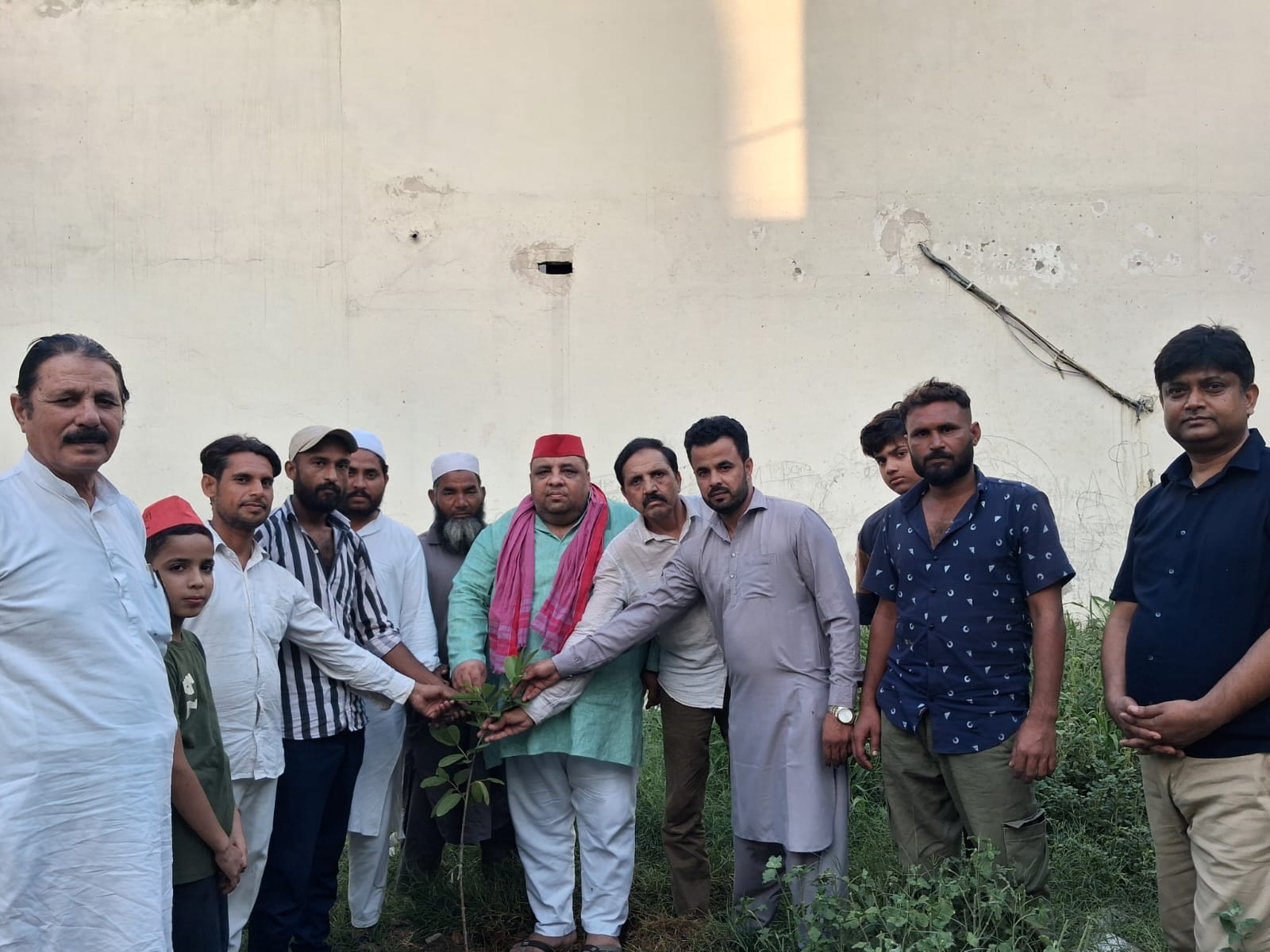 वन विभाग के कार्यक्रम में पौधारोपण करते सपा कार्यकर्ता स्रोत संवाद वन विभाग के कार्यक्रम में पौधारोपण करते सपा कार्यकर्ता स्रोत संवाद
