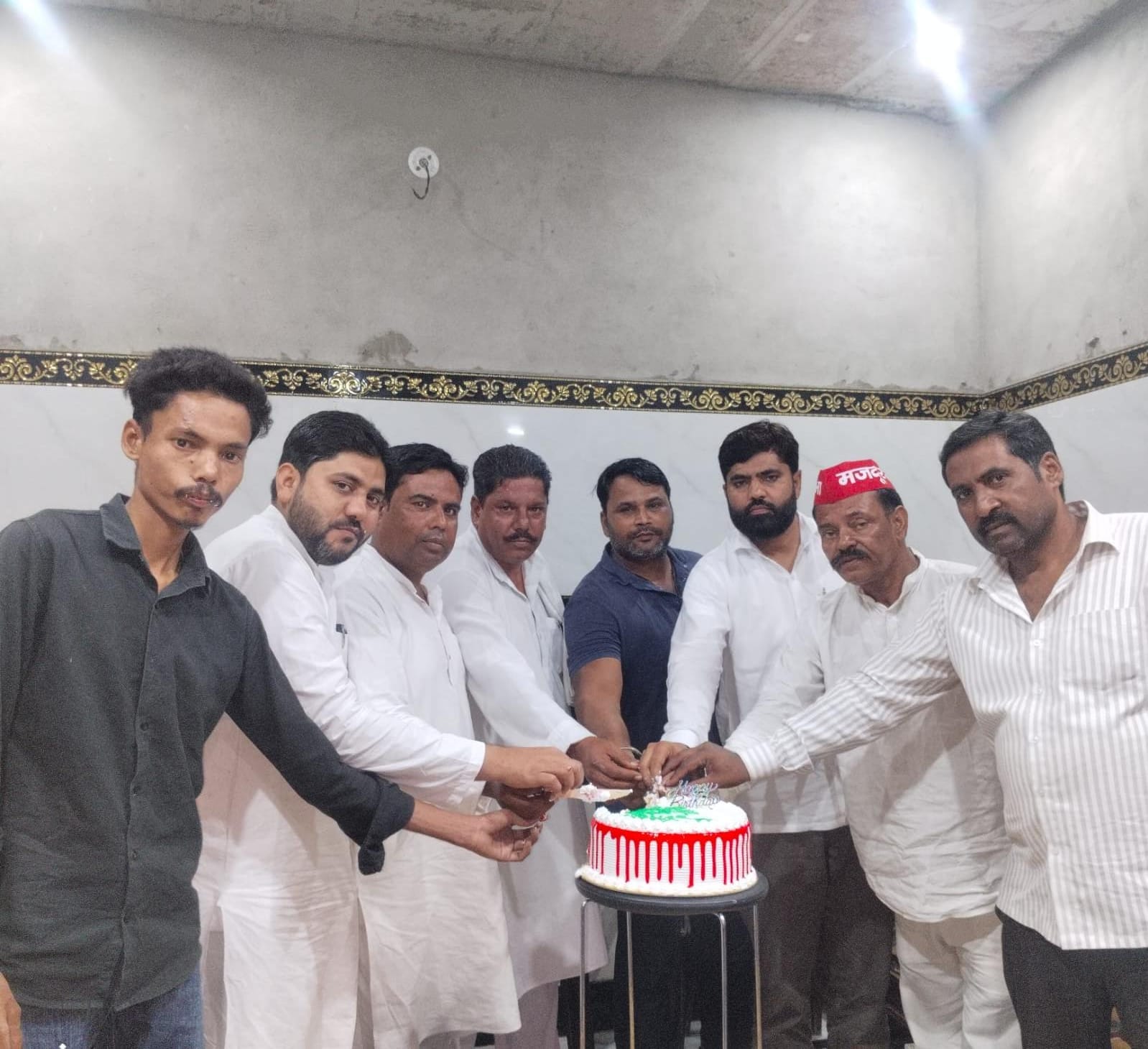 वन विभाग के कार्यक्रम में पौधारोपण करते सपा कार्यकर्ता स्रोत संवाद वन विभाग के कार्यक्रम में पौधारोपण करते सपा कार्यकर्ता स्रोत संवाद