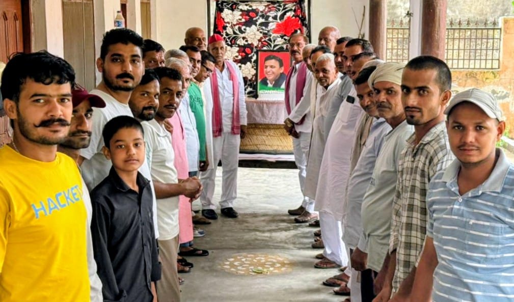 वन विभाग के कार्यक्रम में पौधारोपण करते सपा कार्यकर्ता स्रोत संवाद वन विभाग के कार्यक्रम में पौधारोपण करते सपा कार्यकर्ता स्रोत संवाद