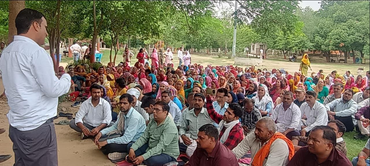 वेतन भुगतान की मांग को लेकर नेहरू पार्क में प्रदर्शन करते डोर-टू-डोर कूड़ा कर्मचारी।संवाद वेतन भुगतान की मांग को लेकर नेहरू पार्क में प्रदर्शन करते डोर-टू-डोर कूड़ा कर्मचारी।संवाद