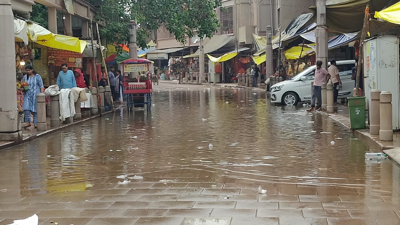 विंध्याचल में रेहड़ा पुल के नीचे भरा पानी, राहगीरों की सांसत।-संवाद। विंध्याचल में रेहड़ा पुल के नीचे भरा पानी, राहगीरों की सांसत।-संवाद।