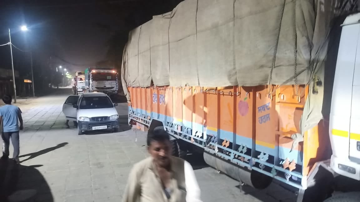 व्यासपुर में जाम लगाकर ट्रकों को रोकते प्रदर्शनकारी। संवाद व्यासपुर में जाम लगाकर ट्रकों को रोकते प्रदर्शनकारी। संवाद