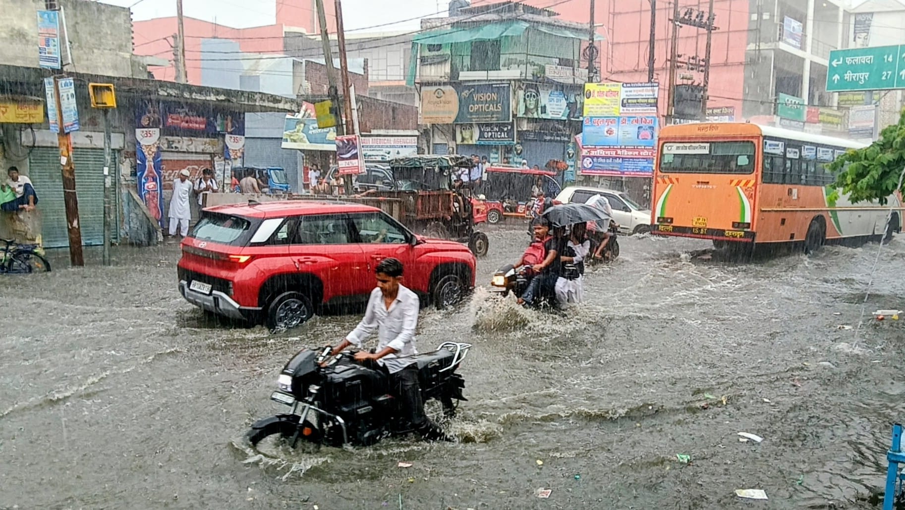 अधिवक्ता अमित कामिल जिनका जलभराव पर बयान है। (मवाना)