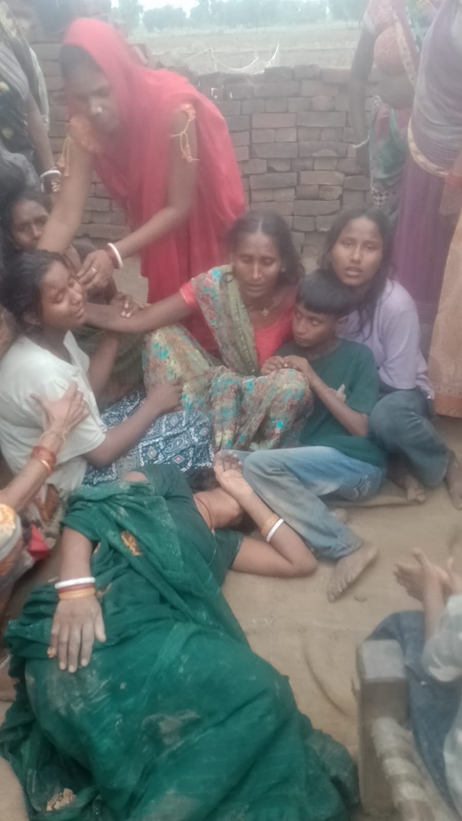 आकाशीय बिजली के जद में आने से मृतक गड़वार थाना क्षेत्र के धर्मनपुर गांव निवासी मुख्तार राम के न