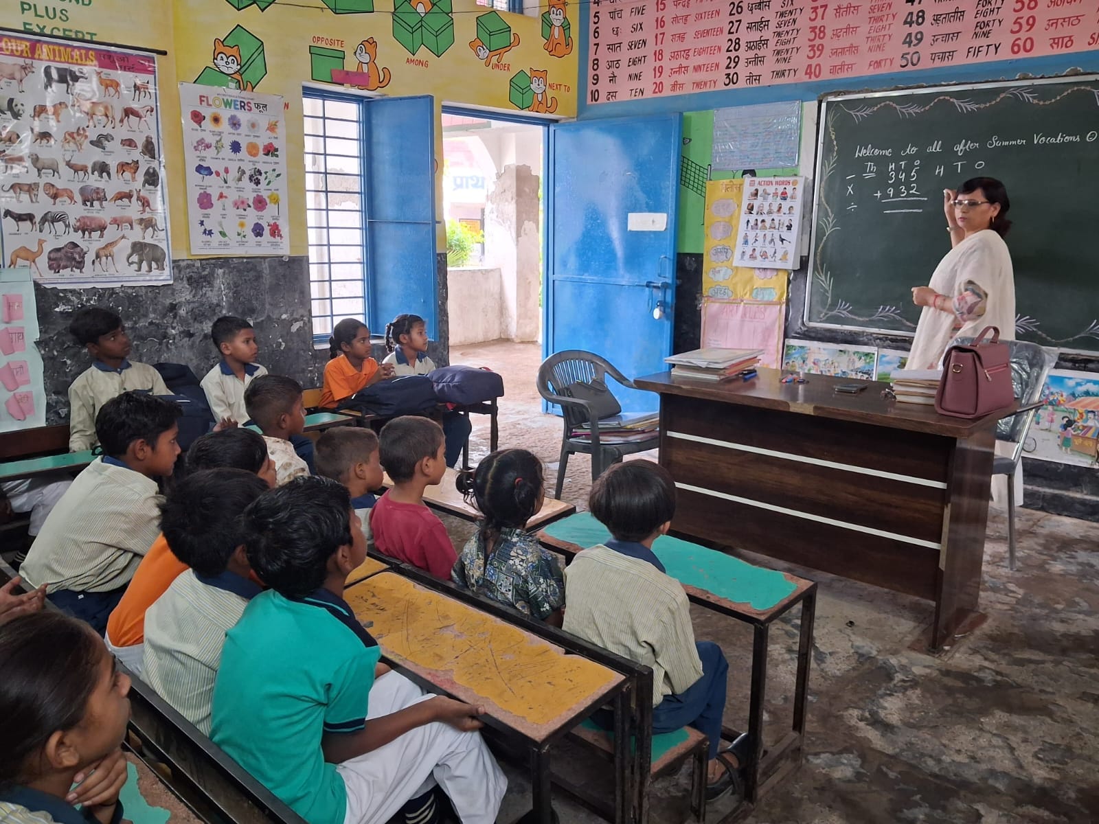 अंबाला छावनी के करधान स्थित स्कूल में पहुंचे बच्चों को तिलक लगाकर स्वागत करतीं प्राचार्य। संवा