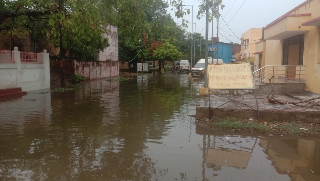 अहरौरा में बारिश के चलते सड़क पर भरा पानी।- सोशल मीडिया।