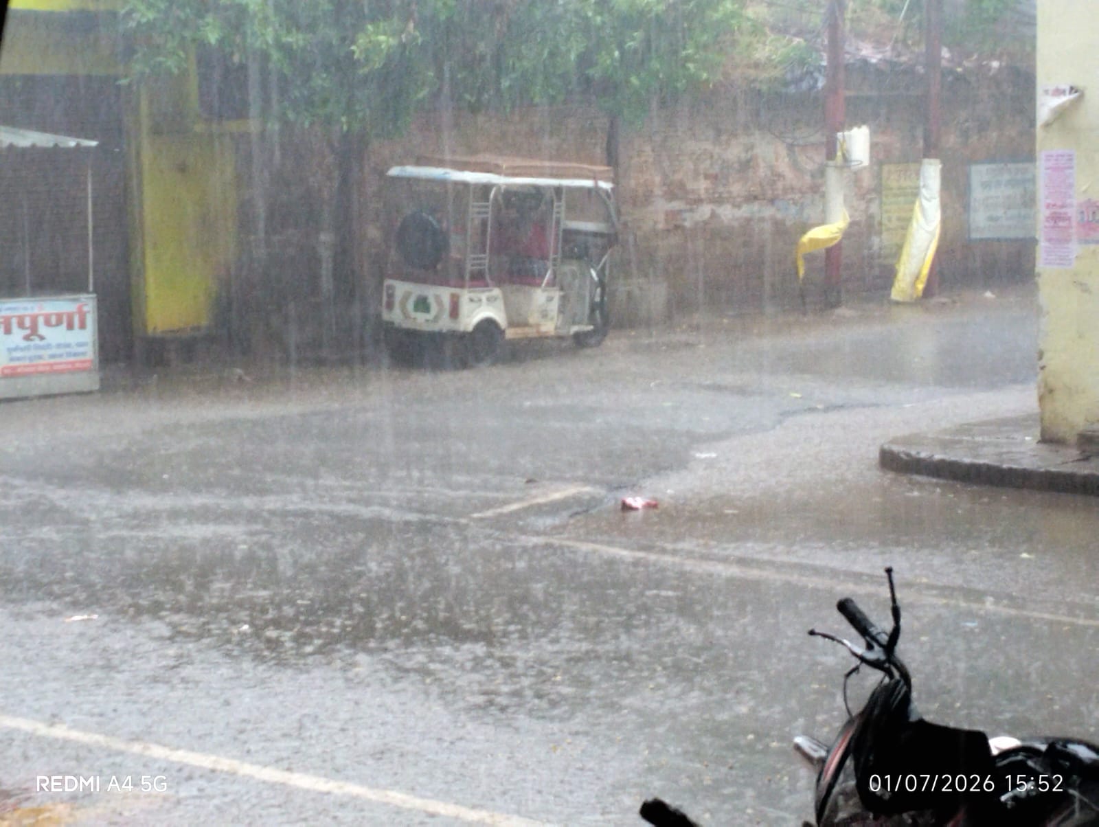 अहरौरा में बारिश के चलते सड़क पर भरा पानी।- सोशल मीडिया।