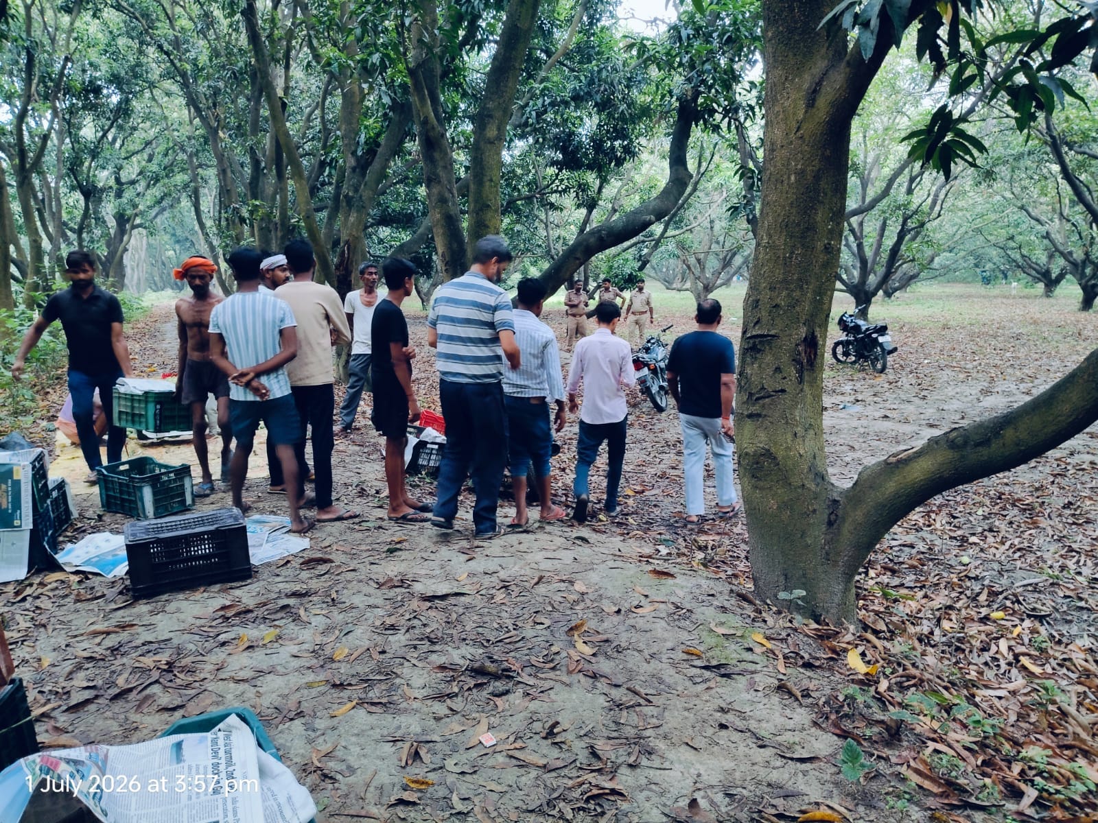 अस्पताल में भर्ती घायल व मौके पर मौजूद पुलिस। अस्पताल में भर्ती घायल व मौके पर मौजूद पुलिस।