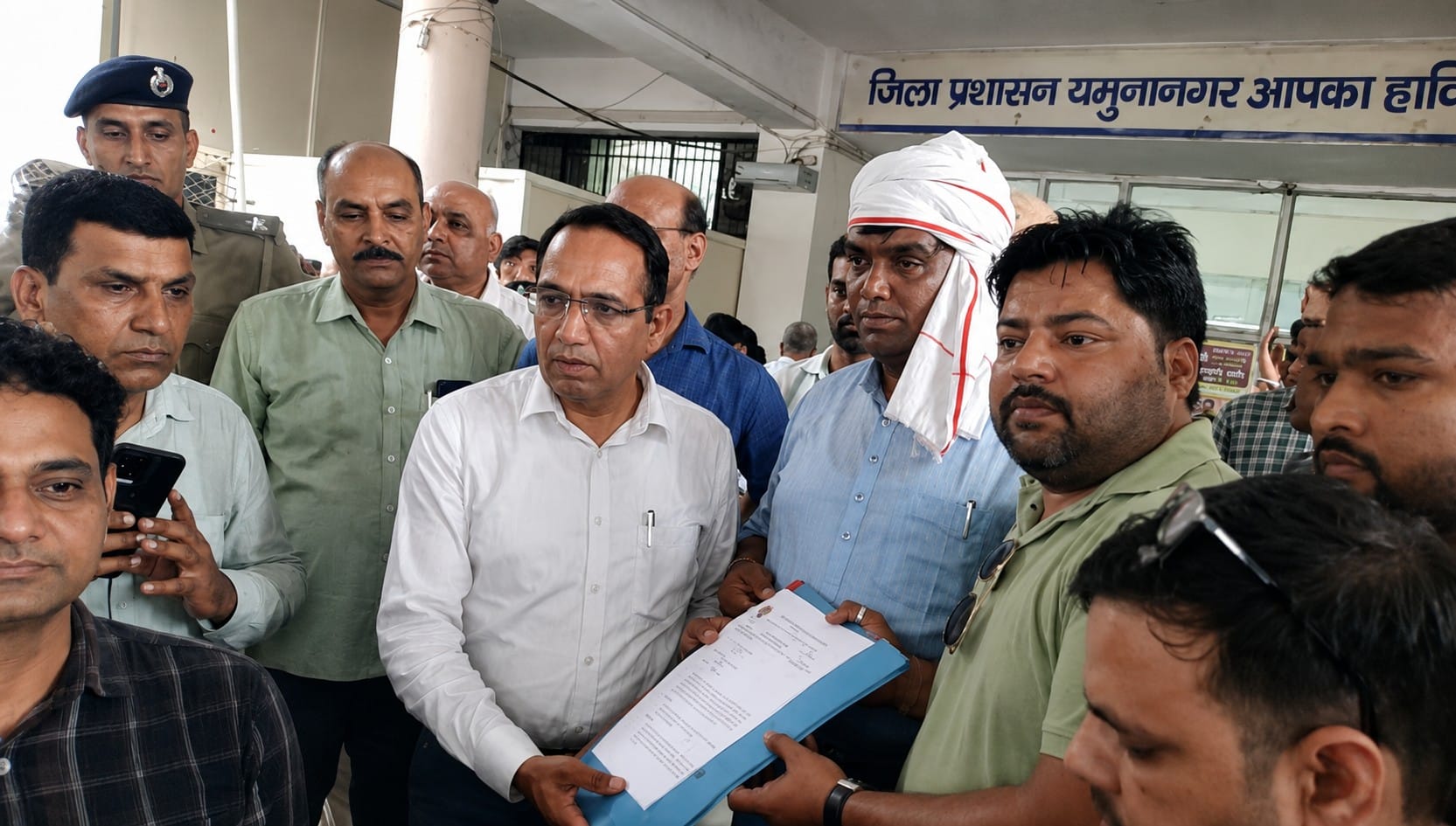 भाई कन्हैया साहिब चौक के पास पार्क में नारेबाजी करते विभिन्न संगठनों के कर्मचारी। संवाद भाई कन्हैया साहिब चौक के पास पार्क में नारेबाजी करते विभिन्न संगठनों के कर्मचारी। संवाद
