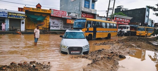 भूना। शहीद भगत सिंह पार्क के पास धंसी सड़क पर पलटा रेत से भरा ट्राला। ग्रामीण भूना। शहीद भगत सिंह पार्क के पास धंसी सड़क पर पलटा रेत से भरा ट्राला। ग्रामीण