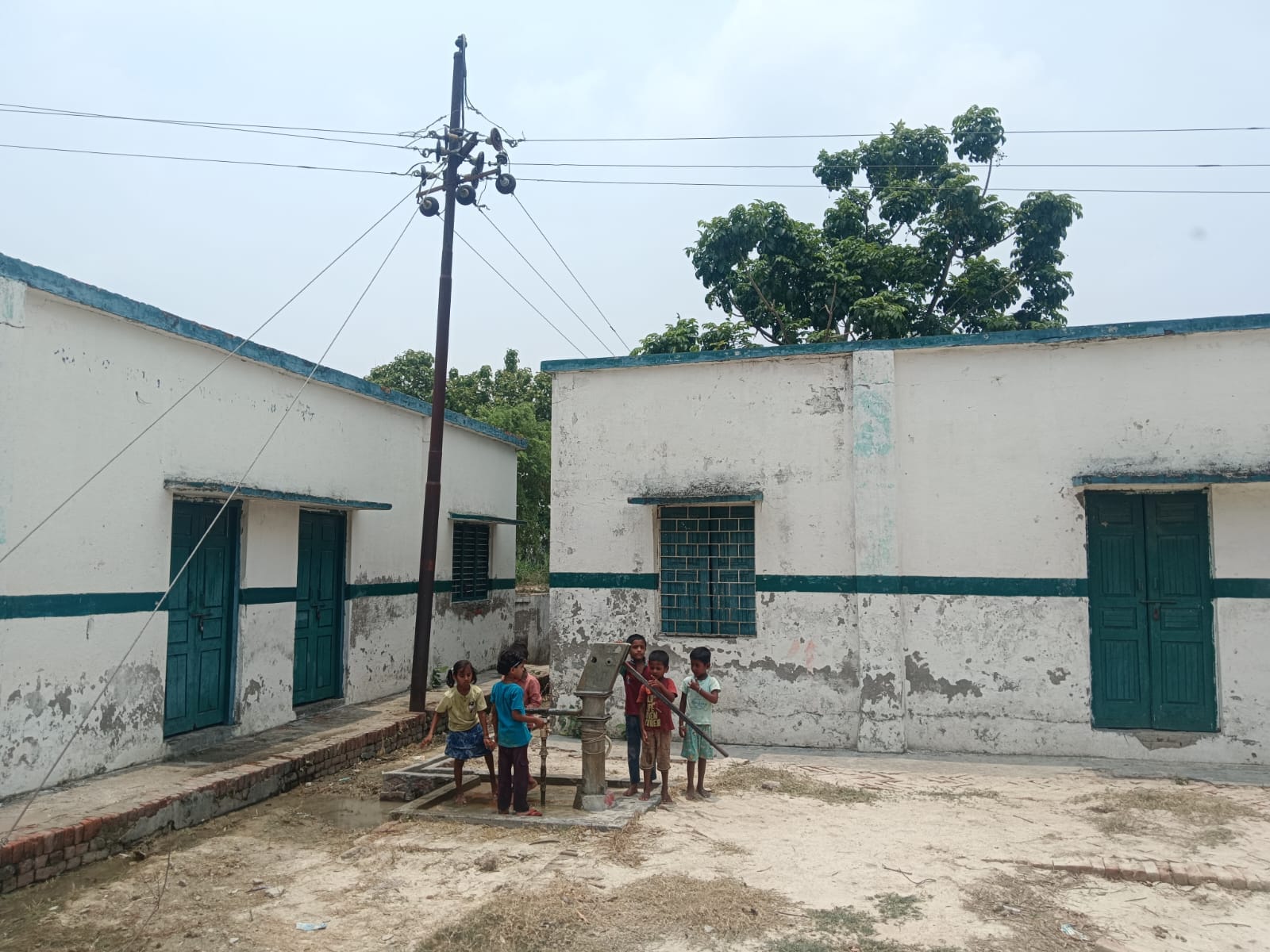 भवरूपुर स्थित पीएमश्री प्राथमिक विद्यालय परिसर के ऊपर से गुजरता हाईटेंशन बिजली का तार। संवाद भवरूपुर स्थित पीएमश्री प्राथमिक विद्यालय परिसर के ऊपर से गुजरता हाईटेंशन बिजली का तार। संवाद