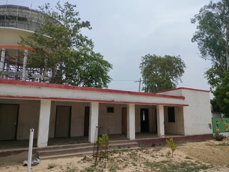 भवरूपुर स्थित पीएमश्री प्राथमिक विद्यालय परिसर के ऊपर से गुजरता हाईटेंशन बिजली का तार। संवाद भवरूपुर स्थित पीएमश्री प्राथमिक विद्यालय परिसर के ऊपर से गुजरता हाईटेंशन बिजली का तार। संवाद