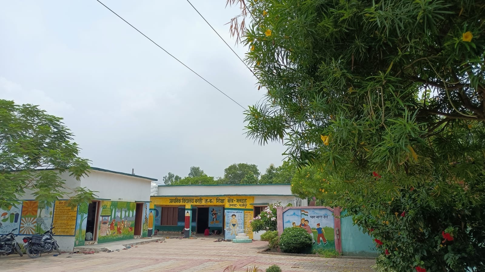 भवरूपुर स्थित पीएमश्री प्राथमिक विद्यालय परिसर के ऊपर से गुजरता हाईटेंशन बिजली का तार। संवाद भवरूपुर स्थित पीएमश्री प्राथमिक विद्यालय परिसर के ऊपर से गुजरता हाईटेंशन बिजली का तार। संवाद