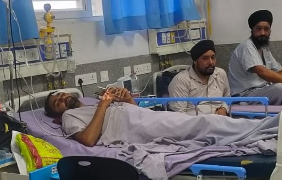 बरेली के एक निजी अस्पताल में गंभीर हालत में वेंटिलेटर पर भर्ती चालक अनिल कुमार। स्रोत : परिजन बरेली के एक निजी अस्पताल में गंभीर हालत में वेंटिलेटर पर भर्ती चालक अनिल कुमार। स्रोत : परिजन