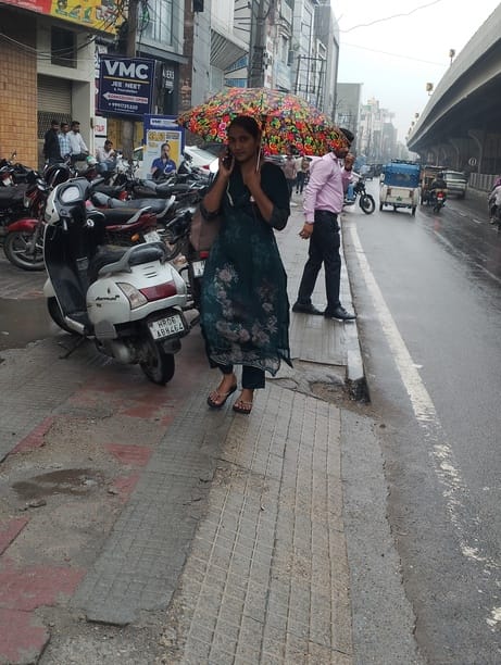 बारिश में जीटी रोड से गुजरते वाहन। संवाद बारिश में जीटी रोड से गुजरते वाहन। संवाद