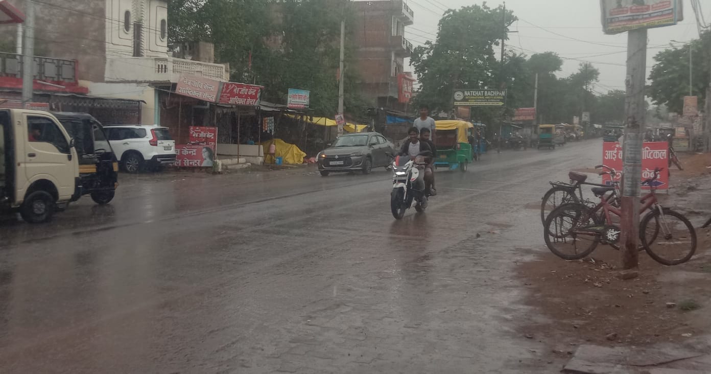बारिश से बचाव के लिए ई-रिक्शा में आगे बोरी लगाकर जाता चालक। संवाद