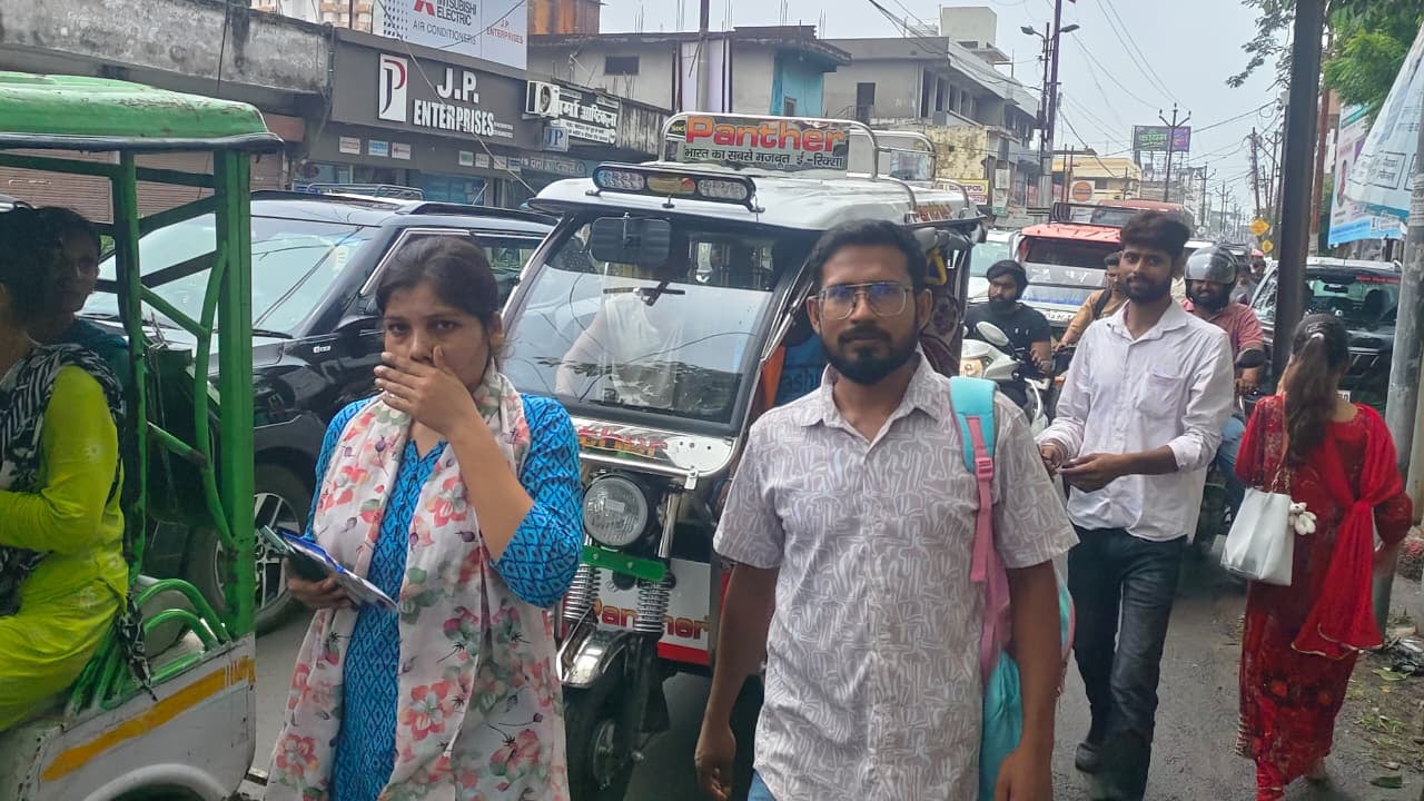 बस स्टेशन रोड पर गांधी विद्यालय चौराहे पर लगा जाम। संवाद बस स्टेशन रोड पर गांधी विद्यालय चौराहे पर लगा जाम। संवाद