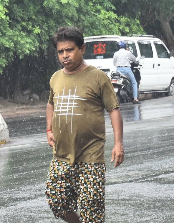 बुधवार को शहर के कई इलाकों में हुई हल्की बारिश। 