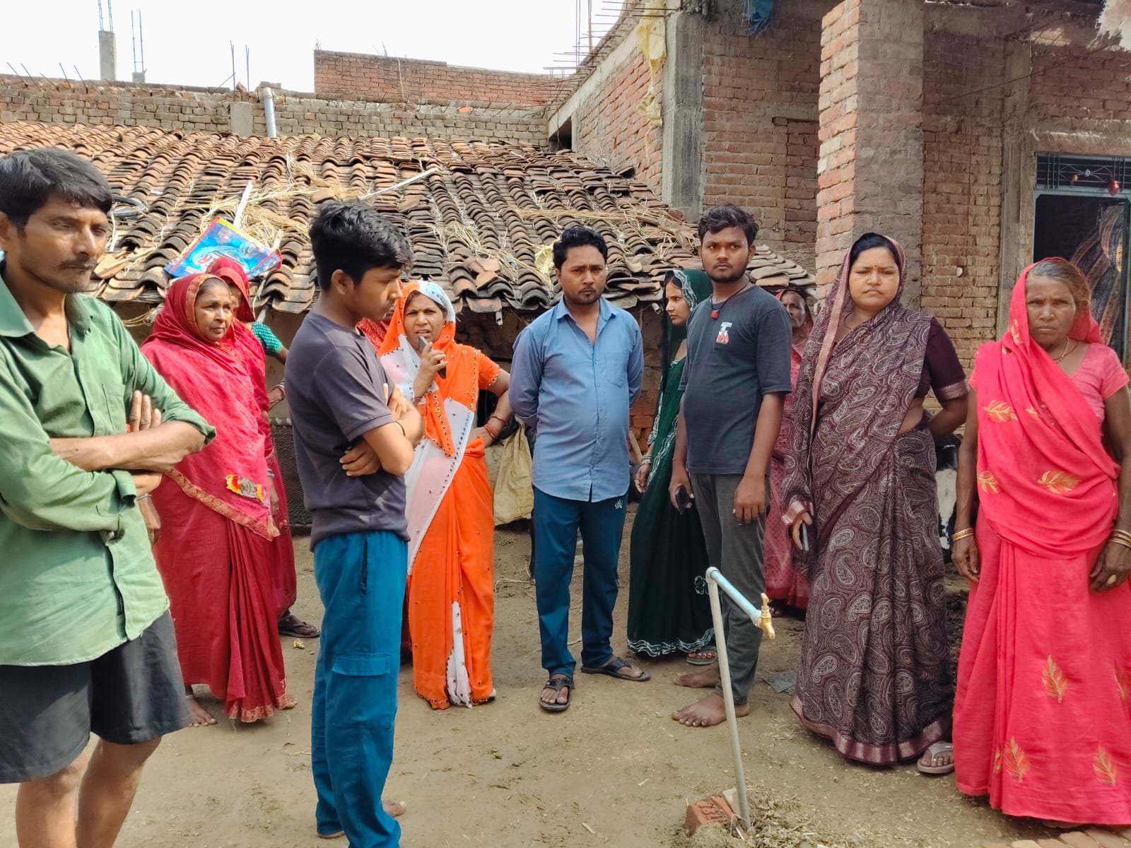 चायल कस्बा के वार्ड संख्या दो नईम मियां का पूरा मोहल्ले में फैली गंदगी। संवाद