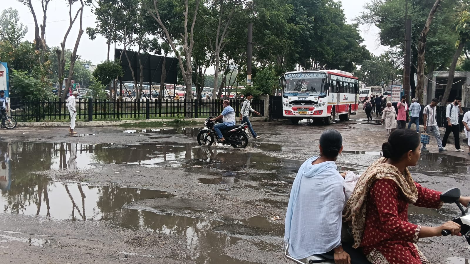 छात्रावास रोड पर नाला खोलती जेसीबी। संवाद