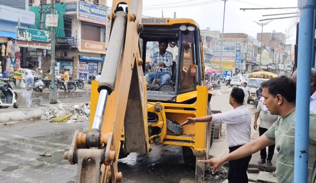छात्रावास रोड पर नाला खोलती जेसीबी। संवाद