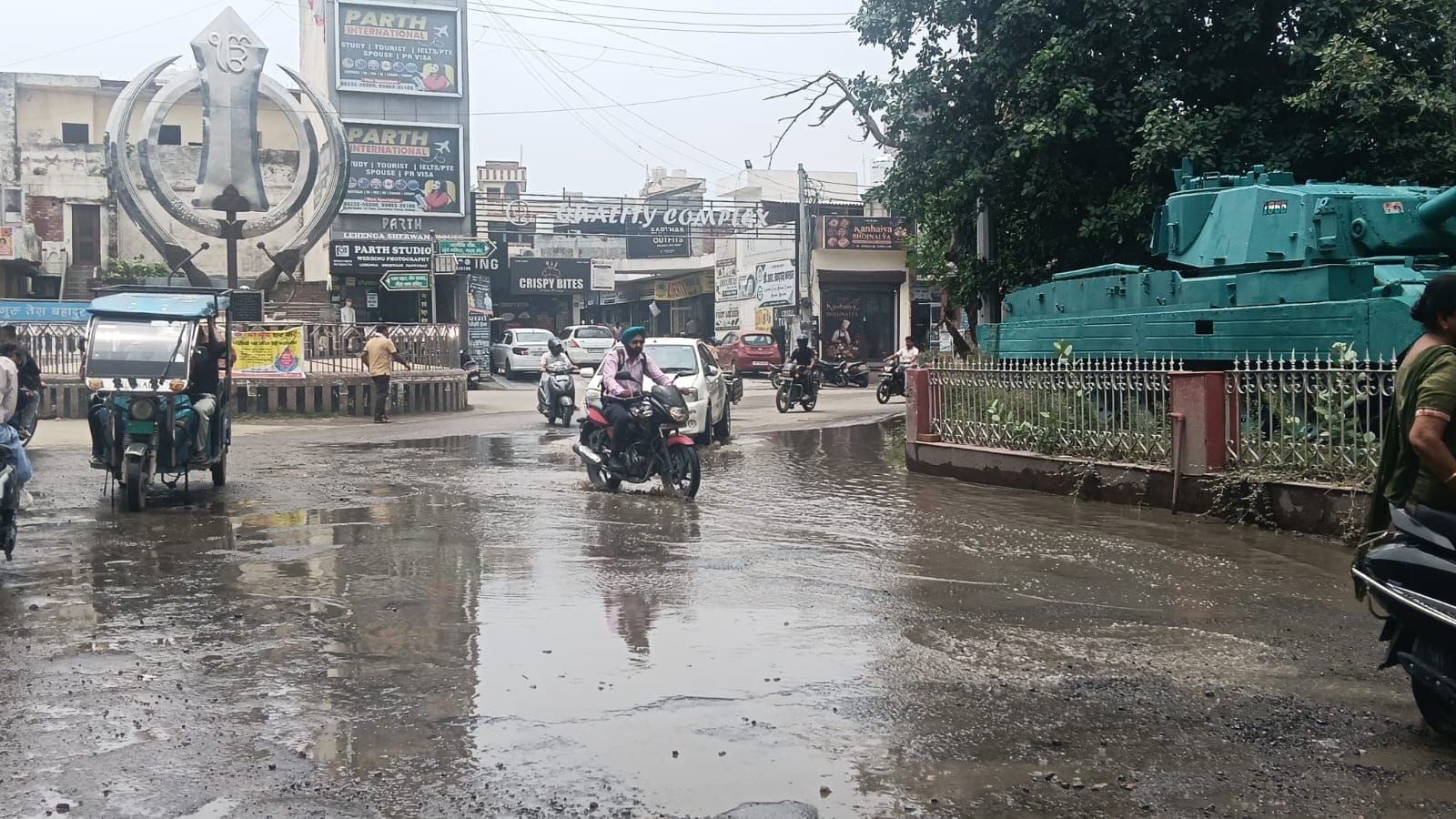 छात्रावास रोड पर नाला खोलती जेसीबी। संवाद