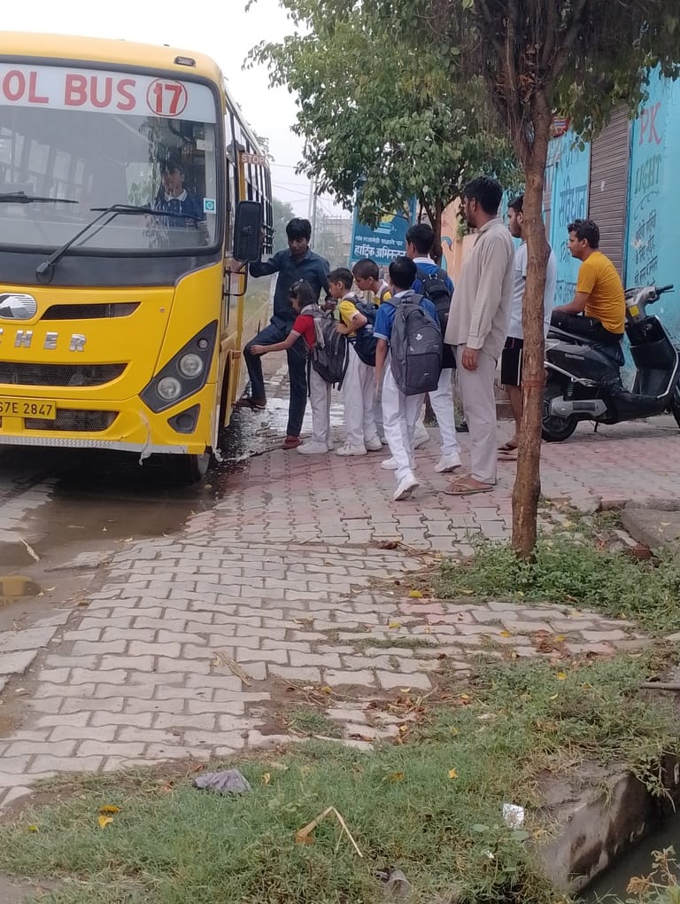छुट्टी के समय स्कूल से बाहर निकलते विद्यार्थी। संवाद