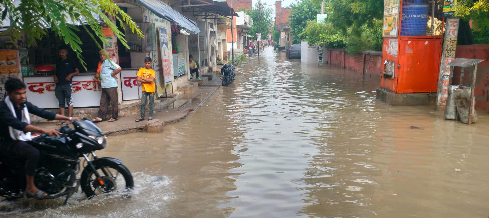 एटा शहर में बारिश के बाद आगरा रोड पर जलभराव के बीच गुजरते वाहन। संवाद एटा शहर में बारिश के बाद आगरा रोड पर जलभराव के बीच गुजरते वाहन। संवाद