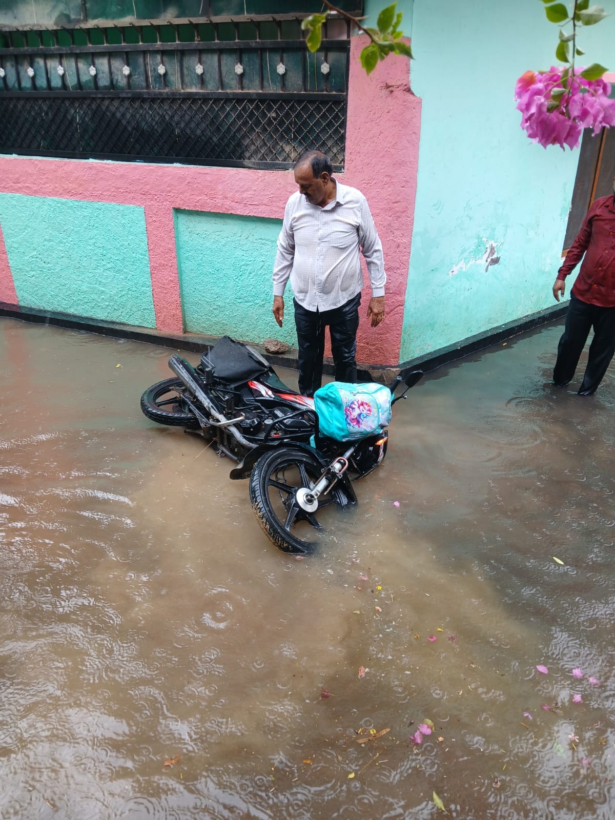 एटा शहर में बारिश के बाद आगरा रोड पर जलभराव के बीच गुजरते वाहन। संवाद एटा शहर में बारिश के बाद आगरा रोड पर जलभराव के बीच गुजरते वाहन। संवाद